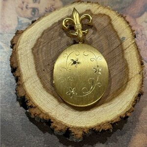 Vintage Fleur de Lis Locket‎ Brooch: Gold Tone Rhinestone